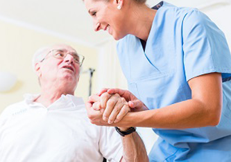 מטפלת בקשיש של חברת סיעוד מנפאואר קר