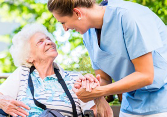 חולת אלצהיימר שנעזרת בשירותי סיעוד
