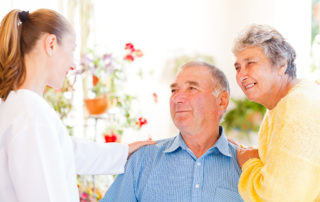 איך בוחרים חברת סיעוד - זוג קשישים מתלבט עם נציגת חברת הסיעוד