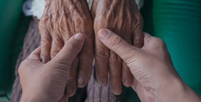 ידיים של חולה דמנציה (אלצהיימר)